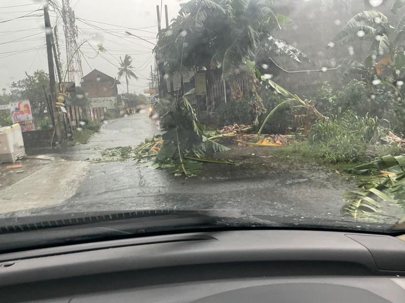 Hujan Es di Cinangka Depok, Petir Menyambar Rumah hingga Listrik Mati - Bagian 3