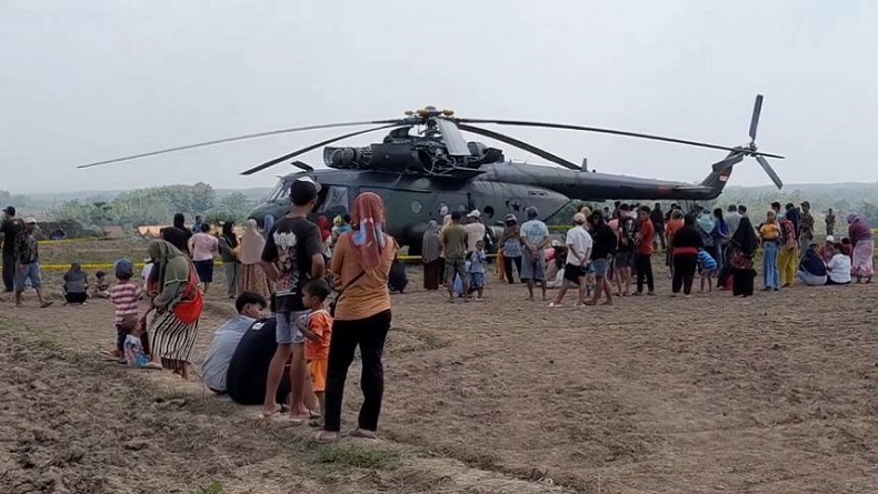 Penampakan Helikopter TNI AD Mendarat Darurat di Sawah Blora, Ramai Dikerumuni Warga