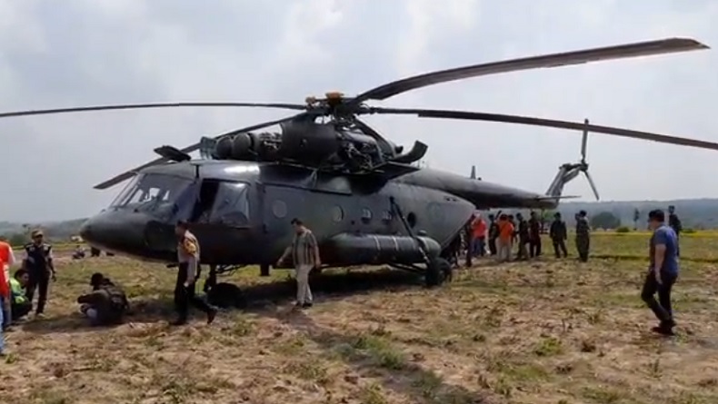 title Helikopter TNI AD Bawa 10 Personel Mendarat Darurat di Persawahan Blora Helikopter TNI AD Bawa 10 Personel Mendarat Darurat di Persawahan Blora