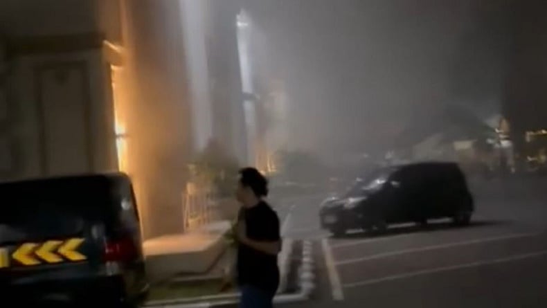 title Gedung Polresta Jambi Terbakar, Api Diduga akibat Korsleting Listrik Gedung Polresta Jambi Terbakar, Api Diduga akibat Korsleting Listrik
