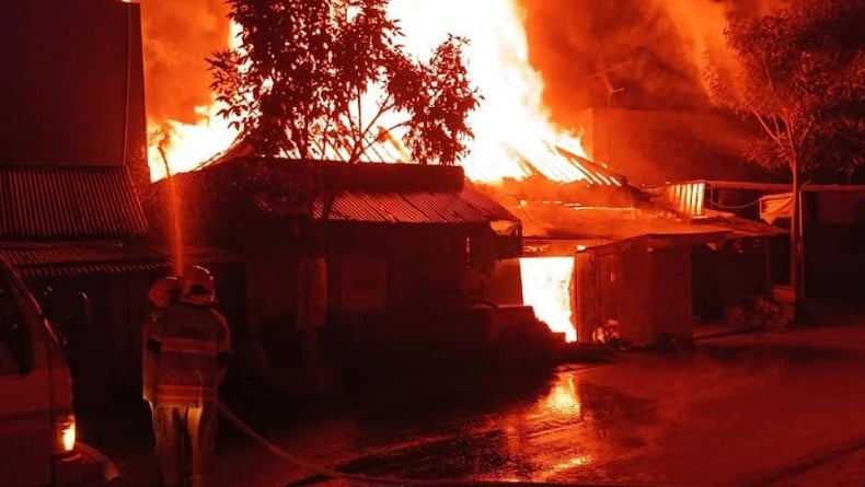 title Kebakaran di Pasar Ngraho Bojonegoro, 2 Ruko Dilahap Kobaran Api Kebakaran di Pasar Ngraho Bojonegoro, 2 Ruko Dilahap Kobaran Api