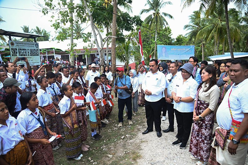 Pastikan Kawasan 3T Ada Internet, Menkomdigi Datangi Sekolah di Kupang - Bagian 4
