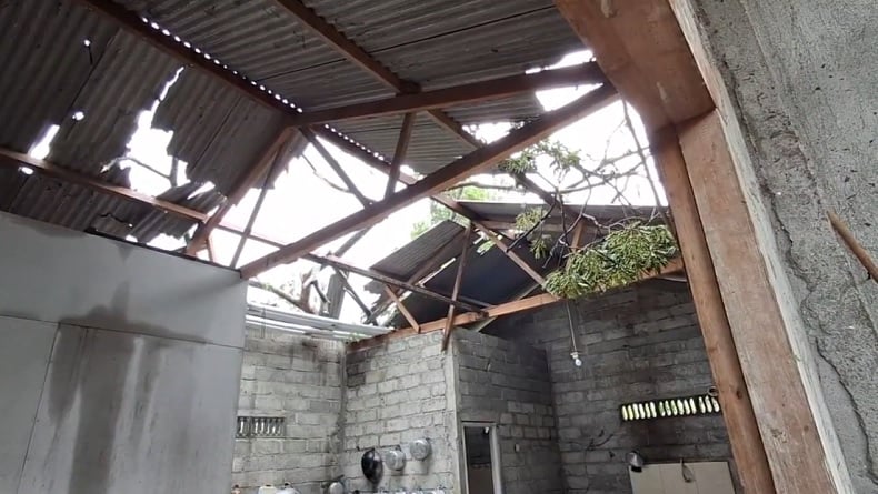 title Puluhan Rumah di Tulungagung Rusak Diterjang Angin Kencang, Sebagian Besar Bagian Atap Puluhan Rumah di Tulungagung Rusak Diterjang Angin Kencang, Sebagian Besar Bagian Atap
