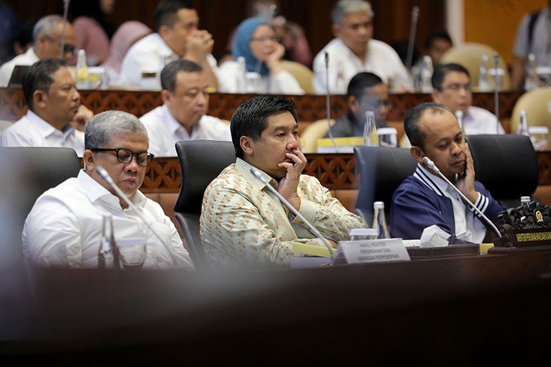 Ekspresi Menteri Maruarar Sirait saat Raker dengan DPR - Bagian 3