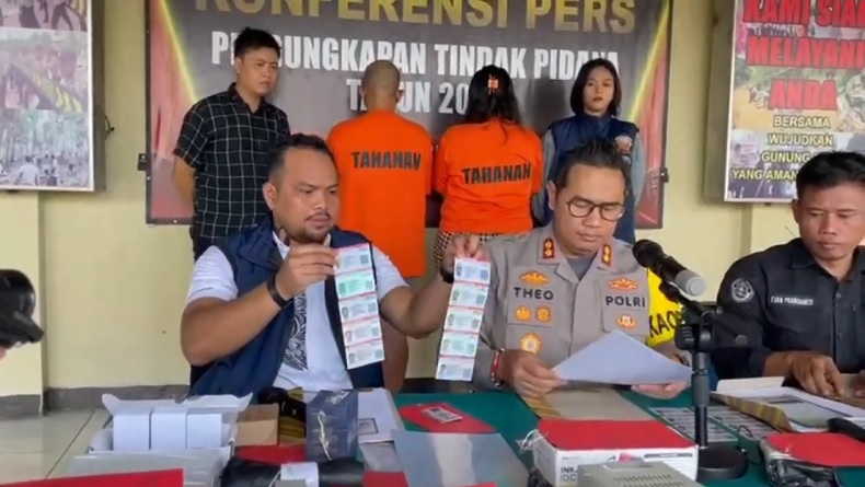 title Bisnis Pasutri Produksi SIM Palsu Terungkap, Berawal Razia di Jalan Tjilik Riwut Kalteng Bisnis Pasutri Produksi SIM Palsu Terungkap, Berawal Razia di Jalan Tjilik Riwut Kalteng