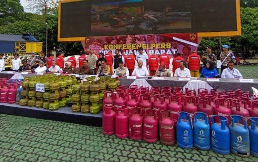 title Polisi Bongkar Sindikat Pengoplos Beras Bulog-Terigu hingga Elpiji 3 Kg di Jabar Polisi Bongkar Sindikat Pengoplos Beras Bulog-Terigu hingga Elpiji 3 Kg di Jabar