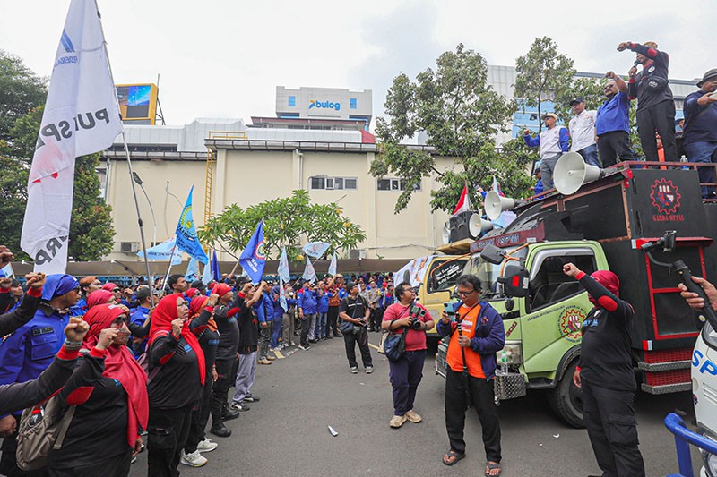 Ratusan Buruh Geruduk Kantor Kemnaker - Bagian 2