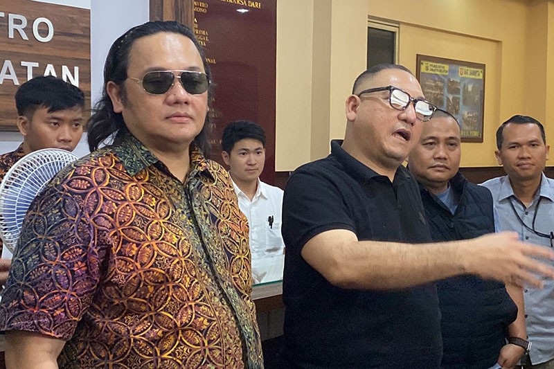 Gaya Farhat Abbas Berkacamata Hitam Laporkan Denny Sumargo ke Polisi - Bagian 3
