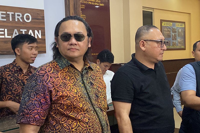 Gaya Farhat Abbas Berkacamata Hitam Laporkan Denny Sumargo ke Polisi - Bagian 2