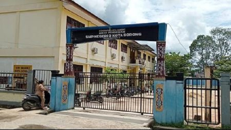 title Kronologi Guru di Sorong Kena Denda Adat Rp100 Juta, Berawal Viralkan Siswi Lakukan Ini Kronologi Guru di Sorong Kena Denda Adat Rp100 Juta, Berawal Viralkan Siswi Lakukan Ini