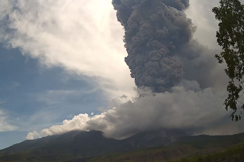 Penampakan Gunung Lewotobi Laki-Laki Erupsi, Hujan Abu Vulkanik Sejauh 7 Km - Bagian 1