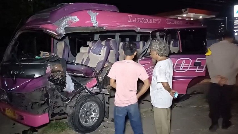 title Kecelakaan Maut di Ngawi, Minibus Travel Tabrak Truk Parkir 1 Orang Tewas 3 Luka-Luka Kecelakaan Maut di Ngawi, Minibus Travel Tabrak Truk Parkir 1 Orang Tewas 3 Luka-Luka