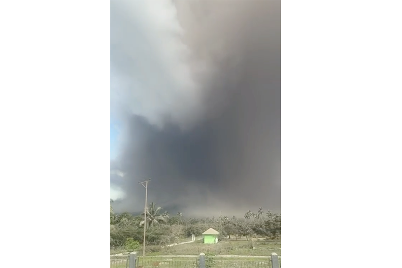 Penampakan Gunung Lewotobi Laki-Laki Erupsi, Hujan Abu Vulkanik Sejauh 7 Km - Bagian 2