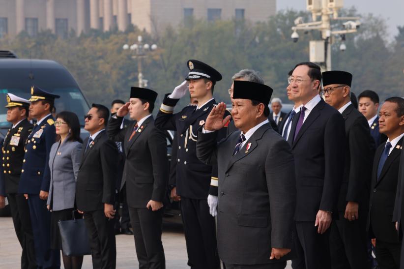 Momen Presiden Prabowo Letakkan Bunga Hormati Pahlawan Rakyat Tianmen China - Bagian 5