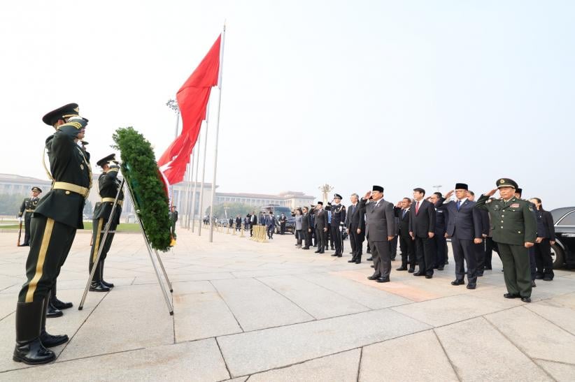 Momen Presiden Prabowo Letakkan Bunga Hormati Pahlawan Rakyat Tianmen China - Bagian 3