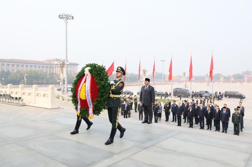 Momen Presiden Prabowo Letakkan Bunga Hormati Pahlawan Rakyat Tianmen China - Bagian 4