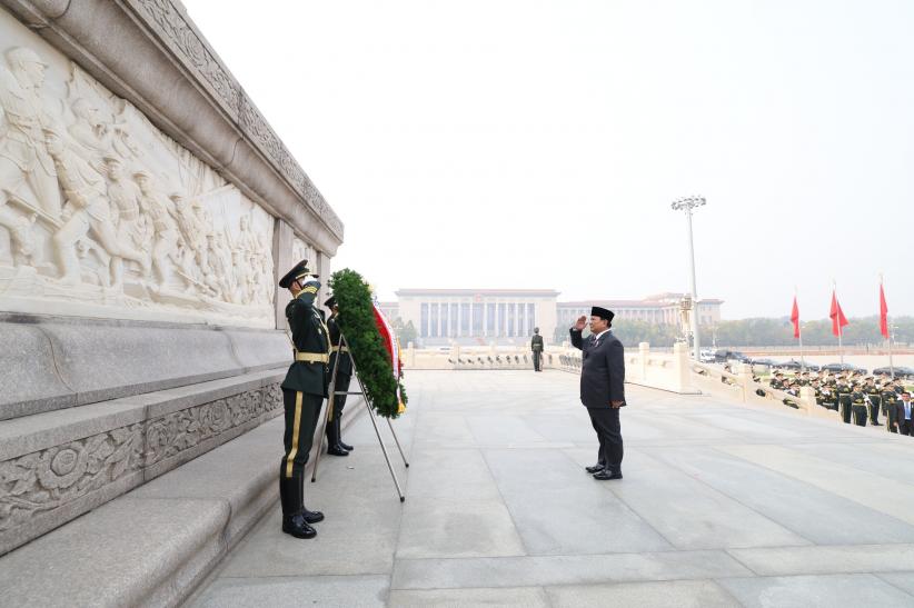 Momen Presiden Prabowo Letakkan Bunga Hormati Pahlawan Rakyat Tianmen China - Bagian 2