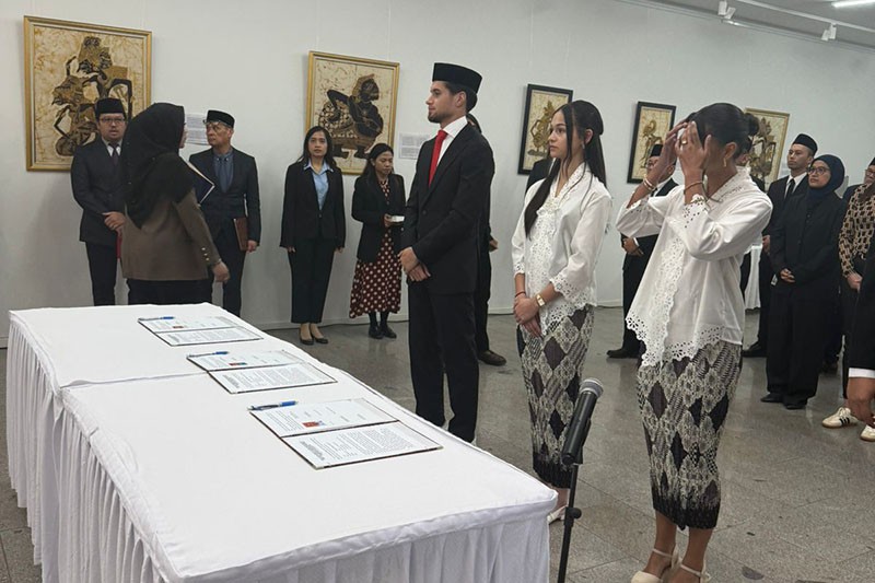 Pakai Peci, Kevin Diks Sah Jadi WNI Siap Perkuat Timnas Indonesia - Bagian 1