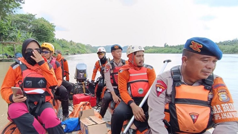 title SAR Hentikan Pencarian Pemuda Tenggelam di Bendungan Benteng Pinrang, Keluarga Pasrah SAR Hentikan Pencarian Pemuda Tenggelam di Bendungan Benteng Pinrang, Keluarga Pasrah