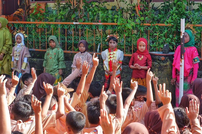 Peringati HUT Kota Makassar, Siswa SD Pakai Baju Adat - Bagian 4