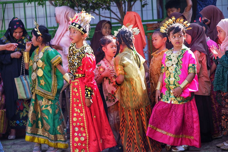 Peringati HUT Kota Makassar, Siswa SD Pakai Baju Adat - Bagian 1