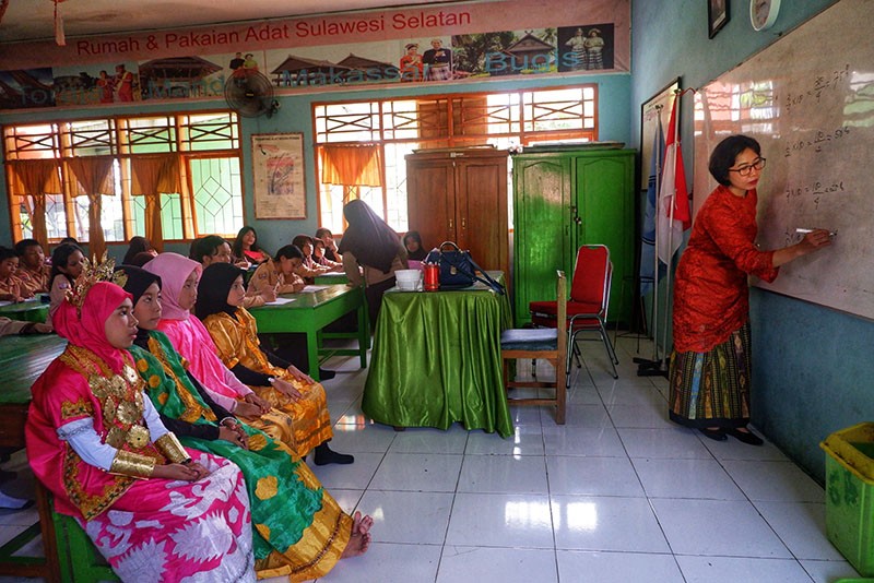 Peringati HUT Kota Makassar, Siswa SD Pakai Baju Adat - Bagian 3