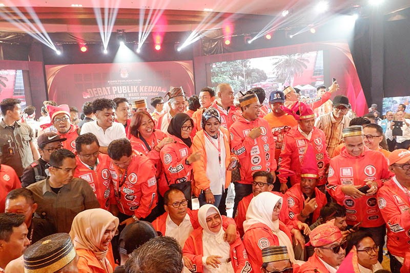 Ratusan Simpatisan Paslon Cagub-Cawagub Sulsel Padati Lokasi Debat - Bagian 2