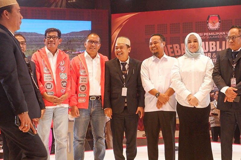 Ratusan Simpatisan Paslon Cagub-Cawagub Sulsel Padati Lokasi Debat - Bagian 4