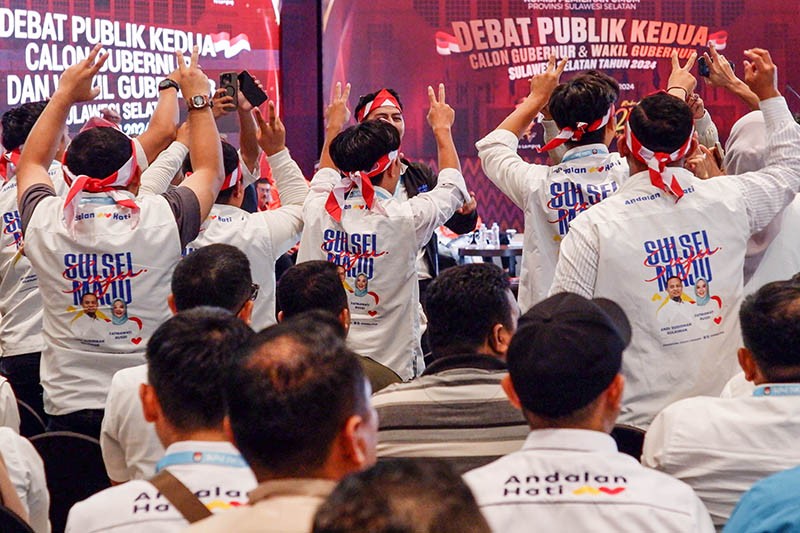 Ratusan Simpatisan Paslon Cagub-Cawagub Sulsel Padati Lokasi Debat - Bagian 1