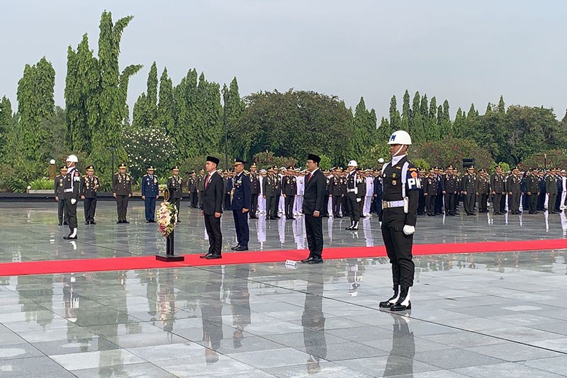 Wapres Gibran Pimpin Upacara Hari Pahlawan, Tabur Bunga di Makam Pejuang - Bagian 5