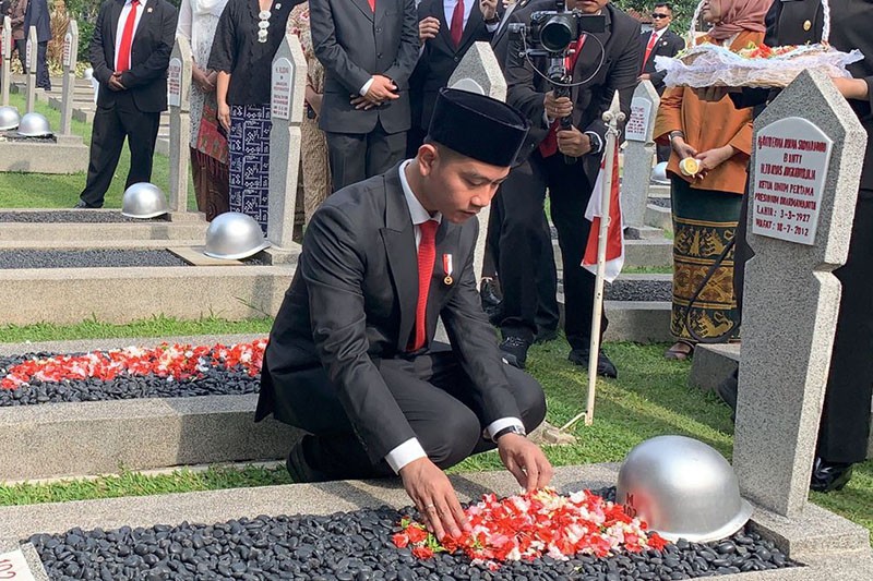 Wapres Gibran Pimpin Upacara Hari Pahlawan, Tabur Bunga di Makam Pejuang - Bagian 1