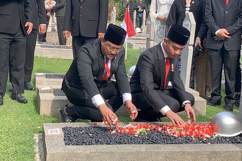 Wapres Gibran Pimpin Upacara Hari Pahlawan, Tabur Bunga di Makam Pejuang - Bagian 3