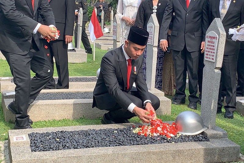 Wapres Gibran Pimpin Upacara Hari Pahlawan, Tabur Bunga di Makam Pejuang - Bagian 2