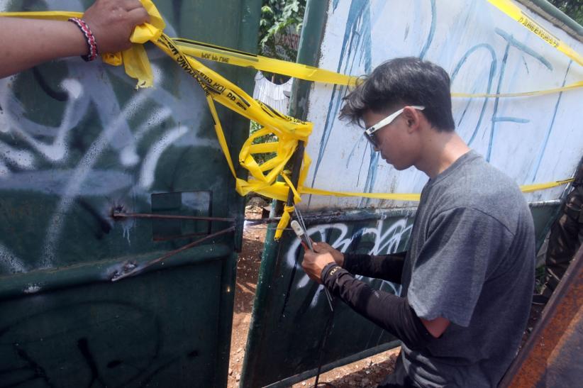 Protes Bau Sampah Menyengat, Warga Meruyung Depok Segel TPS Liar di Permukiman - Bagian 6