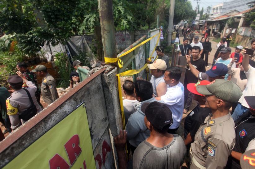 Protes Bau Sampah Menyengat, Warga Meruyung Depok Segel TPS Liar di Permukiman - Bagian 4