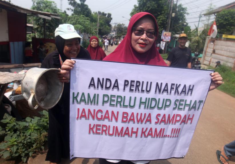 Protes Bau Sampah Menyengat, Warga Meruyung Depok Segel TPS Liar di Permukiman - Bagian 3