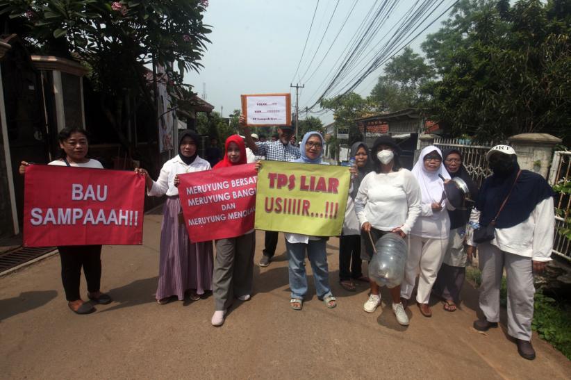 Protes Bau Sampah Menyengat, Warga Meruyung Depok Segel TPS Liar di Permukiman - Bagian 2