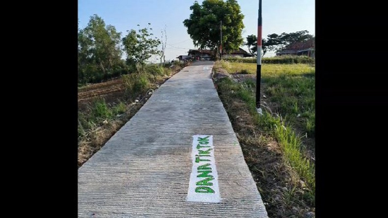 title Viral Warga Sampang Bangun Jalan dari Dana Hasil Patungan dan Saweran Koin TikTok Viral Warga Sampang Bangun Jalan dari Dana Hasil Patungan dan Saweran Koin TikTok