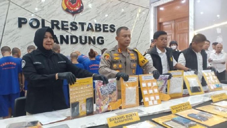 title Polisi Tangkap Bandar Narkoba di Bandung, Sita Sabu 1 Kg dan Kokain 236 Gram Polisi Tangkap Bandar Narkoba di Bandung, Sita Sabu 1 Kg dan Kokain 236 Gram