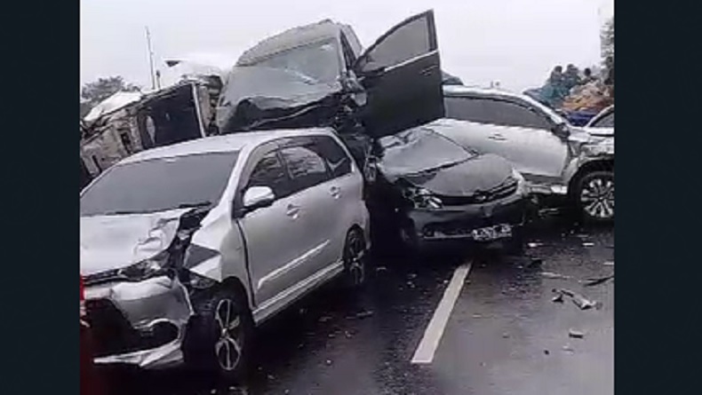 Penampakan Mengerikan Tabrakan Beruntun di Tol Purbaleunyi, Mobil-Mobil Ringsek 