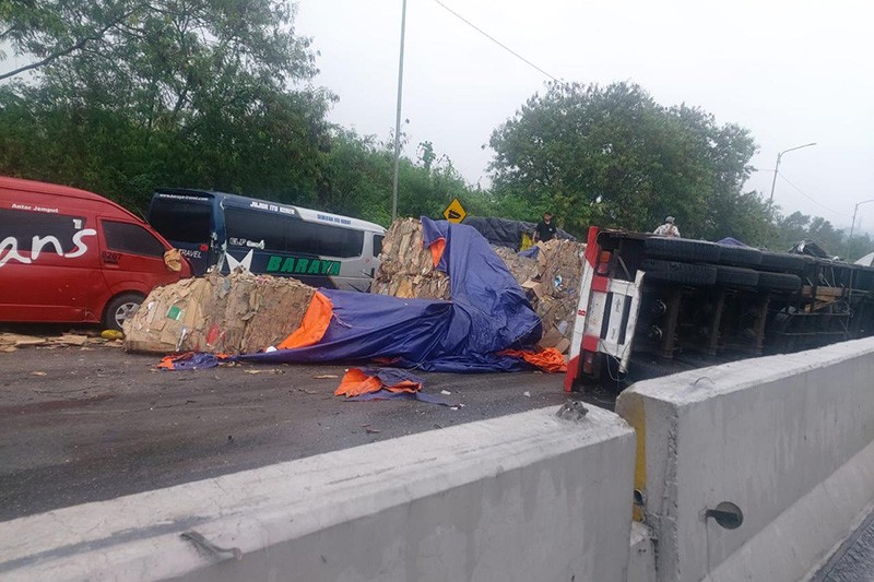 Tabrakan Beruntun di Tol Cipularang, Truk Hantam Puluhan Mobil hingga Bertumpuk - Bagian 3