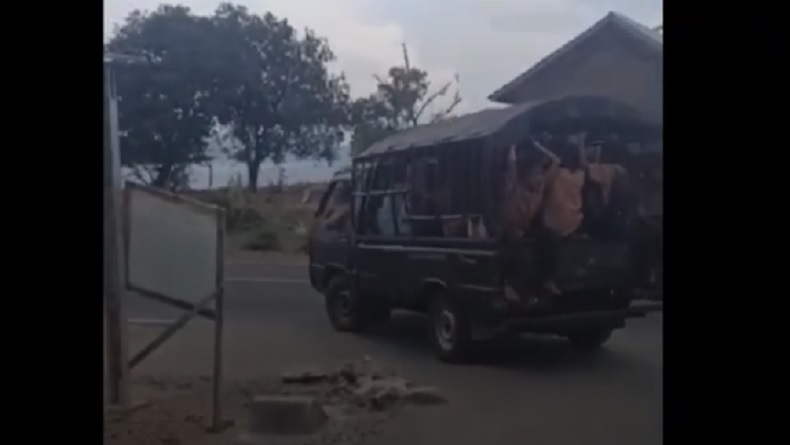 Viral Video Bocah SD di Pamekasan Nyetir Mobil Pikap Bawa Puluhan Teman Pulang Sekolah