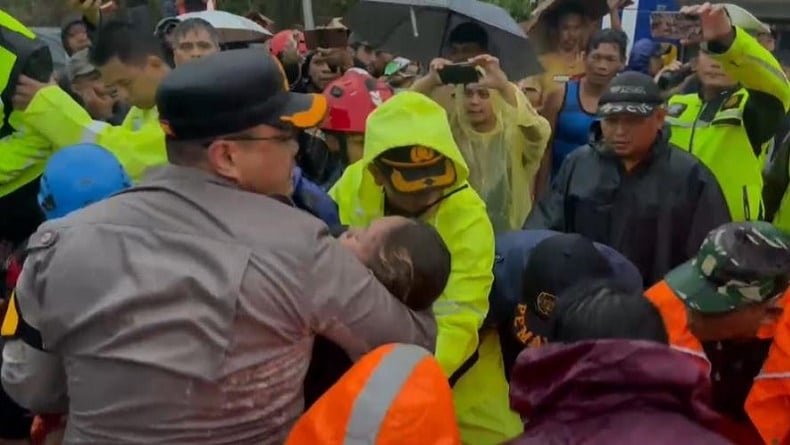 Viral Aksi Heroik Kapolres Purwakarta Gendong Korban Kecelakaan Di Tol