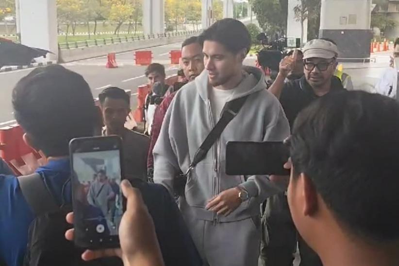Penampakan Bek Timnas Indonesia Kevin Diks Tiba di Tanah Air - Bagian 1