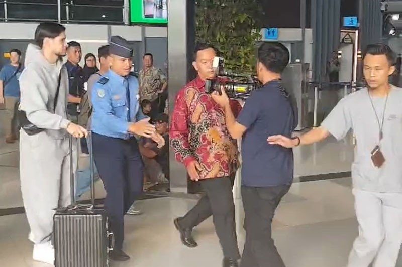 Penampakan Bek Timnas Indonesia Kevin Diks Tiba di Tanah Air - Bagian 2