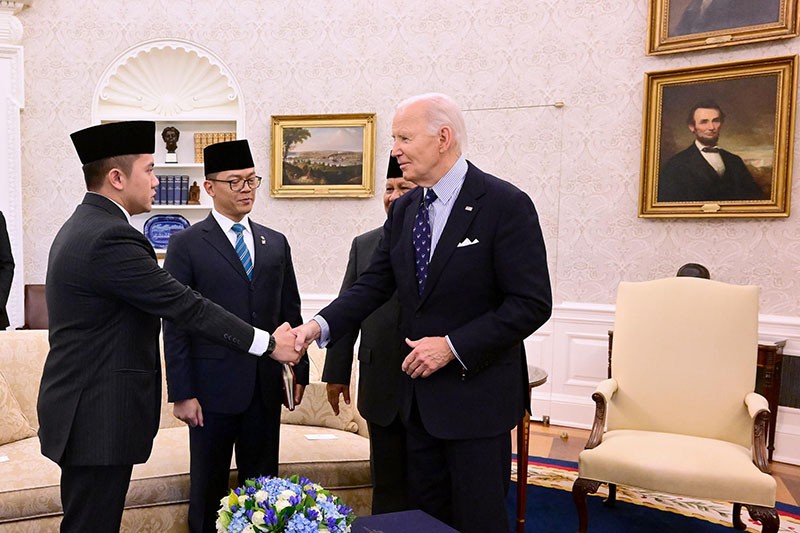 Ekspresi Mayor Teddy Berkenalan dengan Joe Biden Disaksikan Presiden Prabowo - Bagian 2