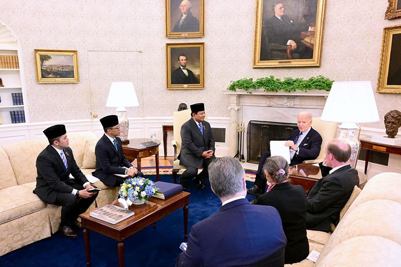 Ekspresi Mayor Teddy Berkenalan dengan Joe Biden Disaksikan Presiden Prabowo - Bagian 4
