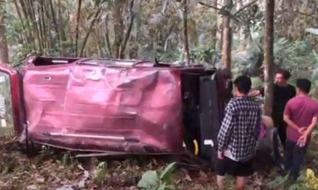 title 2 Mobil Masuk Jurang di Pacet Mojokerto Diduga Rem Blong, 10 Orang Luka-Luka 2 Mobil Masuk Jurang di Pacet Mojokerto Diduga Rem Blong, 10 Orang Luka-Luka