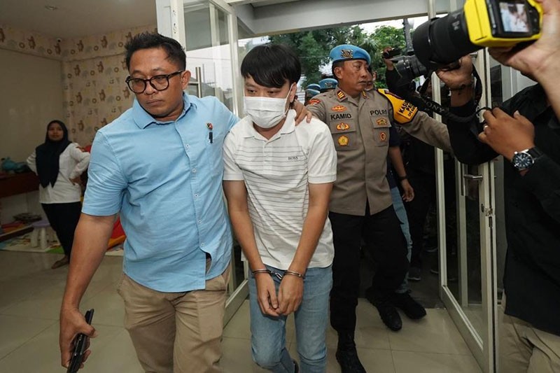 Tampang Ivan Sugianto Pakai Baju Tahanan usai Viral Intimidasi Murid Menggonggong - Bagian 2