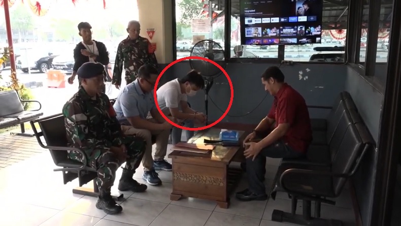 title Galak di Video Viral, Ivan Sugianto Pengusaha asal Surabaya Tertunduk saat Ditangkap Galak di Video Viral, Ivan Sugianto Pengusaha asal Surabaya Tertunduk saat Ditangkap